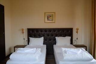 Отель City Blagoevgrad Hotel Благоевград Двухместный номер с 1 кроватью или 2 отдельными кроватями и видом на город, бесплатная парковка-11
